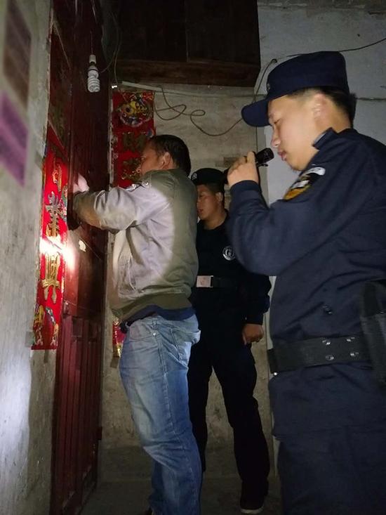 安龙李文锁城开锁公司粗心妈妈误将幼女锁家中 民警全城寻开锁师傅开门